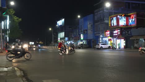 Toma-De-Tiempo-Medio-Del-Tráfico-Nocturno-En-El-Cruce-De-La-Ciudad-En-Camboya