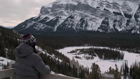 La-Chica-Excursionista-Disfruta-De-La-Increíble-Vista-Panorámica-En-El-Monte-Rundle-En-Banff,-Inclínate-Hacia-Arriba