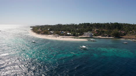 Luftaufnahme-Einer-Kleinen-Tropischen-Insel-Mit-Booten-Auf-See-Im-Vordergrund