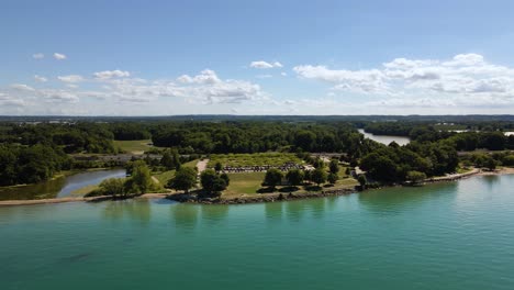 Luftaufnahme-Eines-Wunderschönen-Grünen-Parks-Neben-Einem-Smaragdgrünen-See-In-Ontario