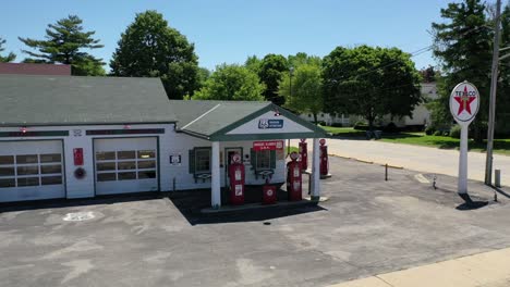 Roadside-Attraction-on-Route-66,-Old-Gas-Station,-Aerial-Reveal