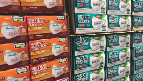 Viele-Kisten-Mit-Einweg-Gesichtsmasken-Wurden-Während-Der-Covid-19-In-Tokio,-Japan,-Gestapelt-Und-Im-Regal-Eines-Supermarkts-Ausgestellt