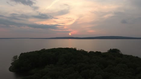 Hübscher-Sonnenuntergang-über-Einem-Wald-Mit-Langsamer-Drohnen-Gleitbewegung