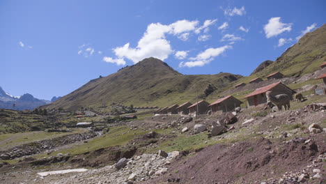 Das-Kleine,-Abgelegene-Quechuan-Dorf-Kelkanka-In-Den-Peruanischen-Anden