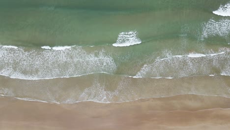 Océano-Atlántico-épico-Marea-Fuertes-Olas-Porthrush-Playa-Aéreo