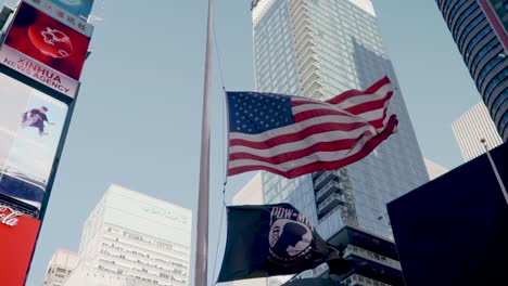 Low-Angle-Ansicht-Der-Amerikanischen-Usa-Flagge,-Die-Im-Wind-Auf-Dem-Times-Square-Weht