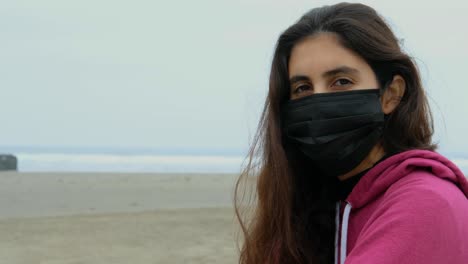 Porträt-Eines-Mädchens-Am-Strand-Mit-Gesichtsmaske