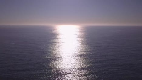 Bunter-Sonnenuntergang-über-Der-Meeresoberfläche-Mit-Schnellboot,-Luftaufnahme-Von-Sydney-Beach,-Australien