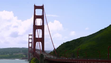 Puente-Golden-Gate-De-San-Francisco-Y-Autos-Que-Pasan