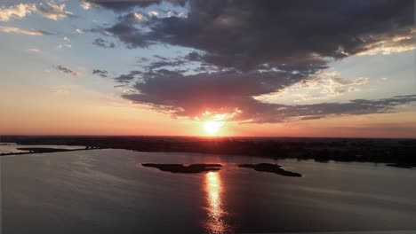 Wunderschöner-Panorama-Sonnenaufgang,-Der-Sich-Am-Moses-Lake,-Washington,-Aus-Der-Luft-Spiegelt