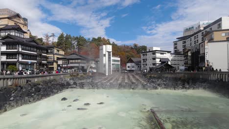 Wunderschöne-Yubatake-Thermalquellenfelder-In-Kusatu-Onsen-An-Einem-Hellen-Herbsttag