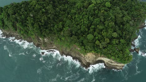 Details-Der-Felsklippe-Auf-Der-Paradiesischen-Insel-In-Mittelamerika,-Drohnenaufnahme