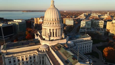 State-Capitol-In-Madison,-Wisconsin,-Innenstadt-Bei-Sonnenuntergang,-Luftaufnahmen,-Regierungsgebäude