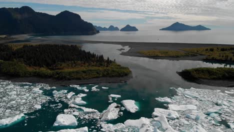 Los-Icebergs-Flotan-En-La-Superficie-Del-Lago-Tranquilo-Cerca-Del-Parque-Forestal-Nacional-Durante-El-Otoño-Bajo-Un-Cielo-Nublado-En-Alaska,-Ee.uu.