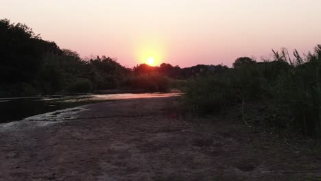 Luftaufnahme-Des-Sonnenuntergangs-über-Dem-Olifants-River-Und-Der-Malerischen-Landschaft-Südafrikas