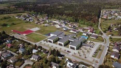 Escuela-Randvere-Desde-El-Cielo-En-Viimsi,-Estonia