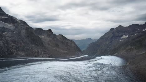 Reisen-über-Einem-Gletscher-In-Den-Schweizer-Alpen-In-Europa-Mit-Dem-Grindelwaldtal-Im-Hintergrund