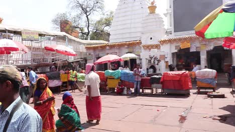 Pilger-Begehen-Rituale-Und-Stecken-Duftstäbchen-In-Eine-Wand-Im-Baidyanath-Dham-Tempel-In-Deoghar,-Jharkhand-In-Indien