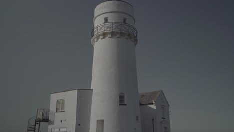 Wunderschönes-Weißes-Leuchtturmgebäude-An-Der-Küste-Von-Hunstanton,-England,-Mit-Blauem-Himmel