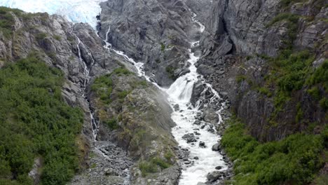 Landschaft-Von-Wasserfallkaskaden-Durch-Steile-Felsige-Berghänge-Im-National-Forest-Park-In-Alaska,-USA-Bei-Tageslicht