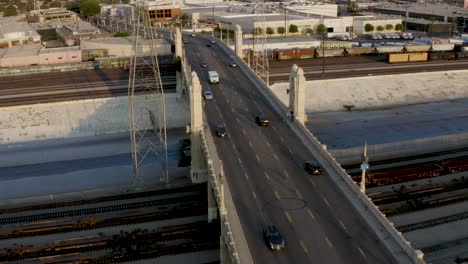 Fließender-Verkehr-Auf-Der-4th-Street-Bridge-In-Der-Innenstadt-Von-Los-Angeles