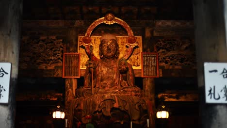 Revealing-the-wooden-buddha-statue-inside-the-temple-of-Kenchoji,-Kamakura