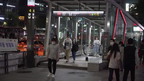 Los-Coreanos-Que-Usan-Máscaras-Médicas-Salen-De-La-Estación-De-Metro-De-Gangnam-Por-La-Noche