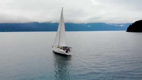 Barco-De-Motor-De-Crucero-A-Través-Del-Océano-En-Calma-Bajo-Un-Impresionante-Paisaje-Nuboso-En-Alaska,-Ee.uu.