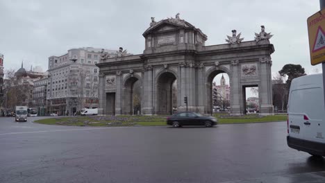 Stunning-View-Of-The-Puerta-De-Alcala-Roundabout-In-Madrid,-Spain---Travel-Destination---wide-shot