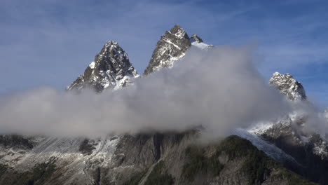 Nubes-Vívidas-En-El-Pico-Rocoso-De-La-Montaña-Nevada-Contra-El-Cielo-Azul-En-Vancouver,-Pemberton,-Whistler-Y-Squamish-En-BC-Canadá