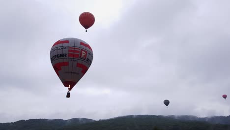 Hot-air-balloons-floating-on-the-sky-in-a-Parade-in-Campu-Cetatii,-Romania