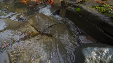 Wasser-Fließt-Während-Der-Herbstwanderung-über-Felsen-Am-Flussufer