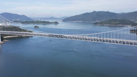 Antena-Shimanami-Kaido,-Puente-Que-Cruza-El-Mar-Interior-De-Seto-En-Hiroshima,-Japón