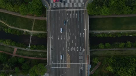 Bunte-Fahrzeuge-überqueren-Eine-Breite-Brücke