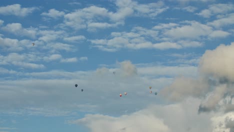 Zehn-Heißluftballons-In-Der-Ferne-Fliegen-Langsam-In-Die-Wolke