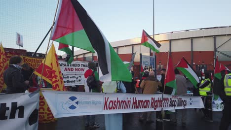 Eine-Gruppe-Pro-palästinensischer-Demonstranten-Vor-Dem-Hampden-Park