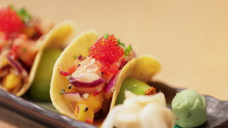 Agregando-Wasabi-A-Un-Plato-De-Tacos-Preparados-Cubiertos-Con-Caviar-En-Un-Restaurante-De-Sushi---Cerrar