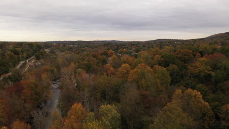 Eine-Luftdrohnenaufnahme-Des-Farbenfrohen-Herbstlaubs-Im-Bundesstaat-New-York