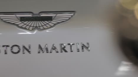 Aston-Martin-Automobilfirmenlogo-Auf-Oldtimer-Im-Ausstellungsraum,-Nahaufnahme