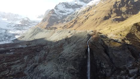 Ganz-Besonders-Schöner-Wasserfall-In-Einem-Kargen-Tal-In-Den-Schweizer-Bergen