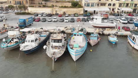 Toma-Aérea-De-La-Flota-Atracada-Flotando-En-Marsaxlokk-Port-Malta