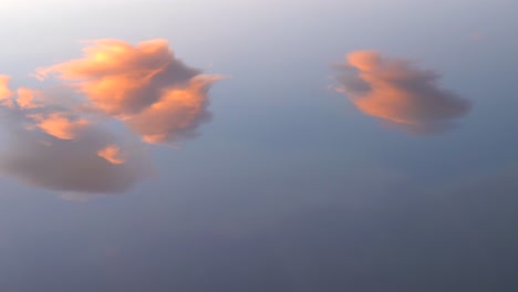 Spiegelung-Bunter-Wolken-über-Der-Seeoberfläche