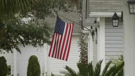 Casa-Con-Bandera-Americana-Ondeando-En-Cámara-Lenta