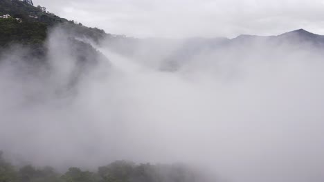 Drone-Vuela-A-Través-De-La-Niebla-En-Una-Montaña