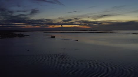 Der-Schönste-Portugiesische-Sonnenuntergang-Vor-Der-Küste-Von-Olhao,-Während-Möwen-Fliegen-Und-Boote-Fahren,-Drohnenaufnahmen