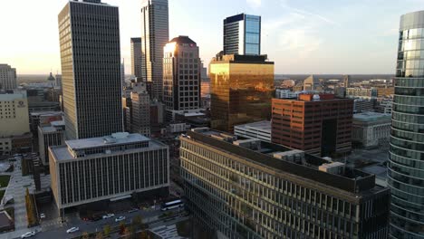 Luftaufnahmen-Der-Innenstadt-Von-Indianapolis,-Stadt-In-Indiana,-Vereinigte-Staaten