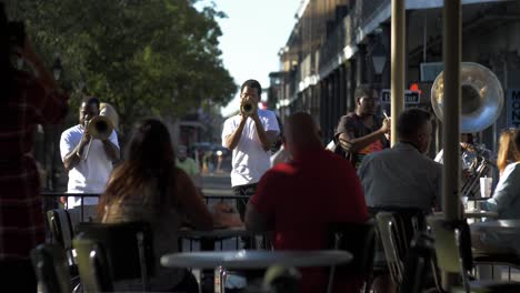 Straßenmusiker-Spielen-Für-Touristen-Cafe-Du-Monde-New-Orleans-Louisiana