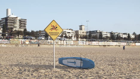 Dangerous-high-tide-current-warning-for-surfers-swimmers-at-Bondi-beach-Sydney