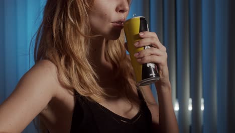 Mädchen-Trinkt-Ein-Saftgetränk-Aus-Der-Gelben-Dose