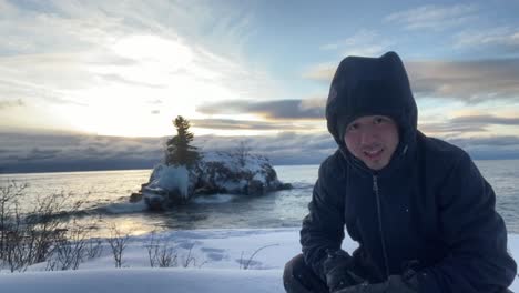 Mann,-Der-Ein-Video-Am-Nordufer-Des-Lake-Superior,-Minnesota,-Im-Winter-Bei-Sonnenaufgang-Bloggt